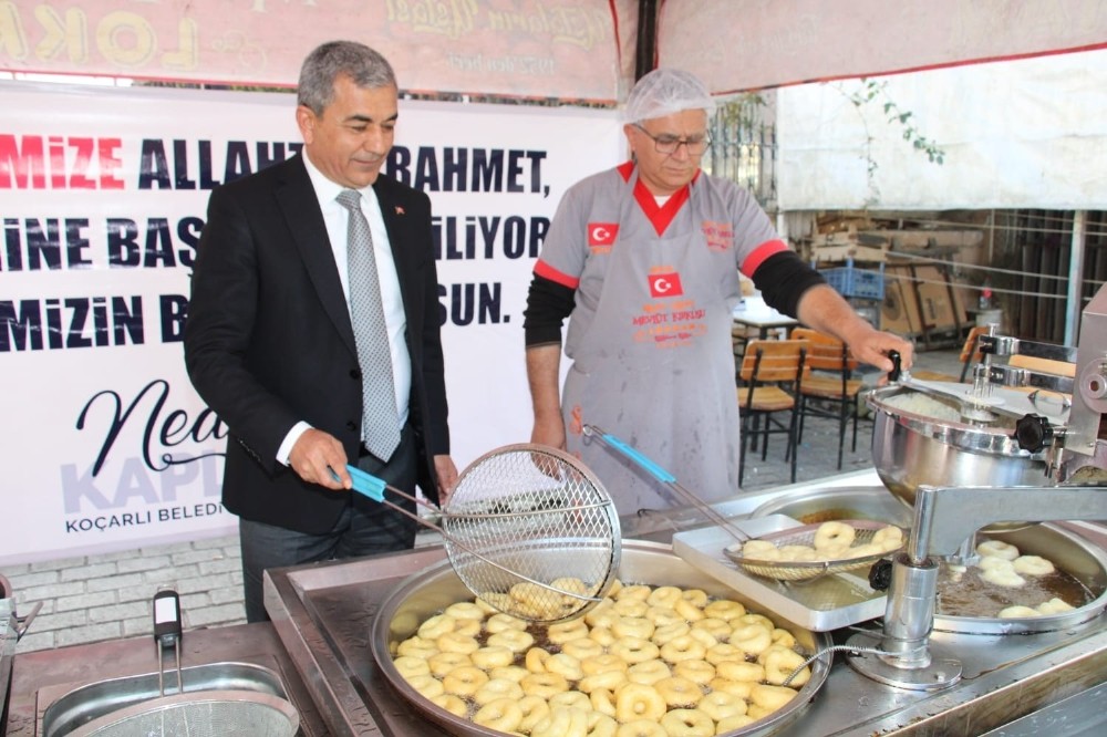 Koçarlı Belediyesi şehitler için lokma hayrı yaptı 