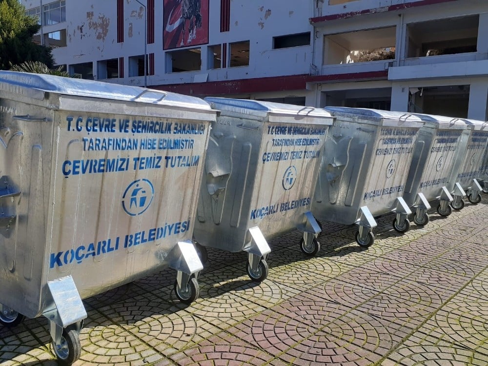 Koçarlı Belediyesine 160 çöp konteyneri hibe edildi 