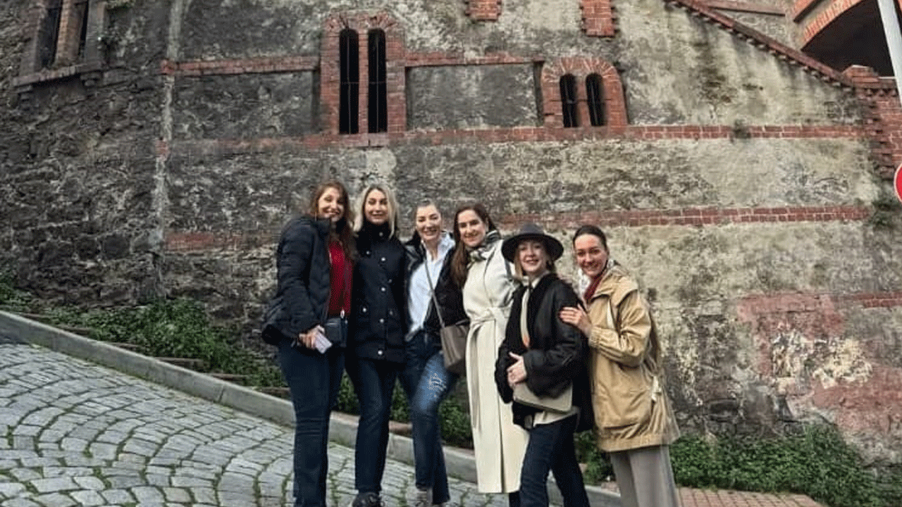 Kocasına benzedi… Dilek de İstanbul’da turist gibi takılıyor