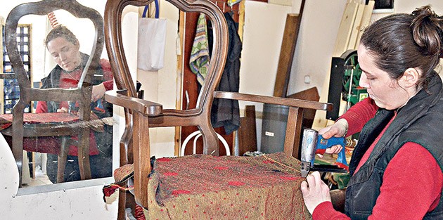 Kocasına yardım için başladığı işinde usta oldu