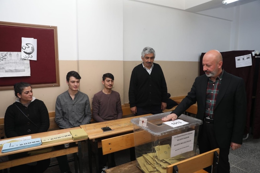 Kocasinan Belediye Başkanı Çolakbayrakdar Oyunu Kullandı 