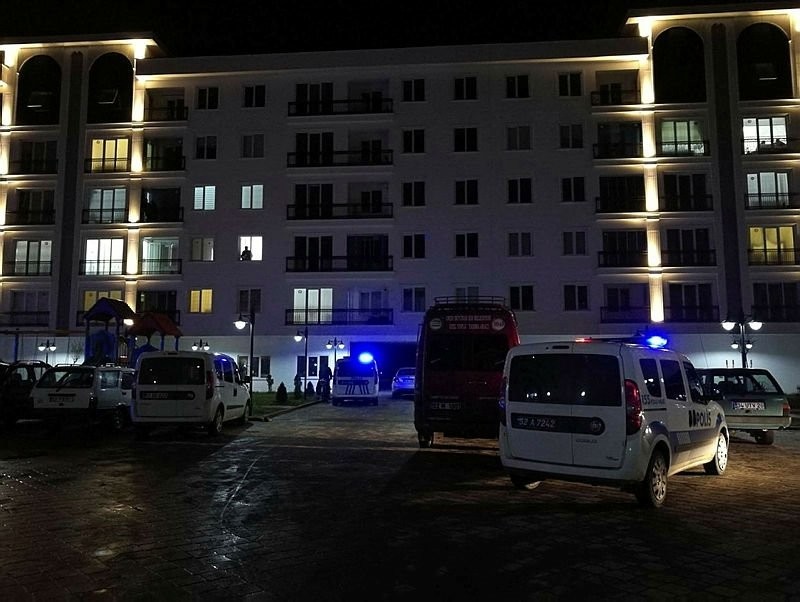 Kocasını başka bir kadınla bastıktan sonra ortalığı karıştırdı