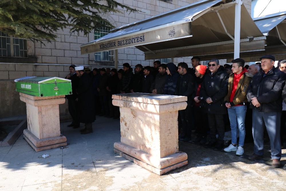 Kocasının canice öldürdüğü kadın, Kırşehir’de son yolculuğuna uğurlandı 