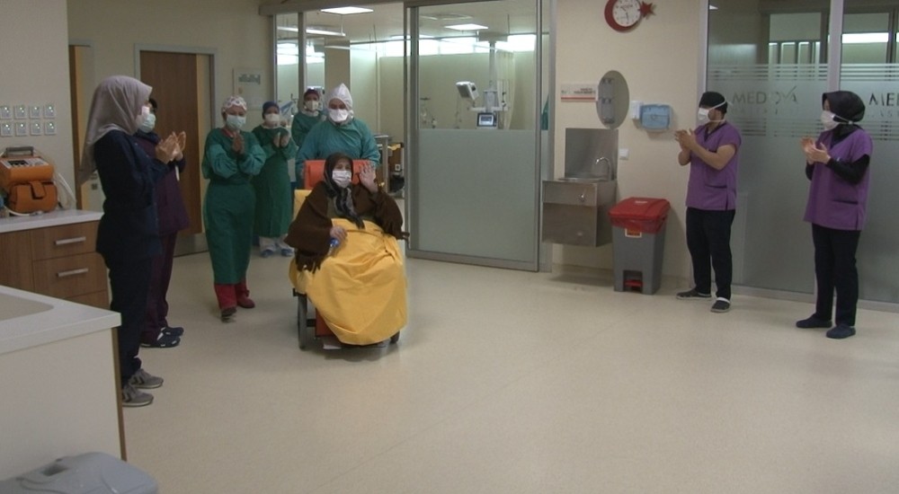 Kocasının cenazesinde korona virüs bulaşan kadın 42 gün sonra taburcu oldu 