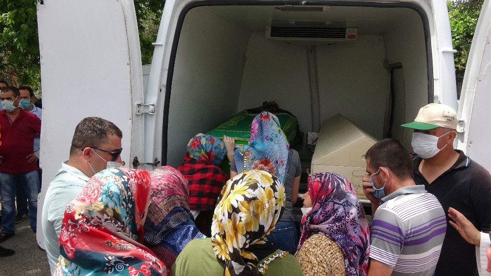 Kocasının katlettiği kadın dualarla defnedildi 