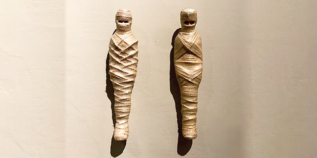 Koç sergisinde örtülüye hakaret