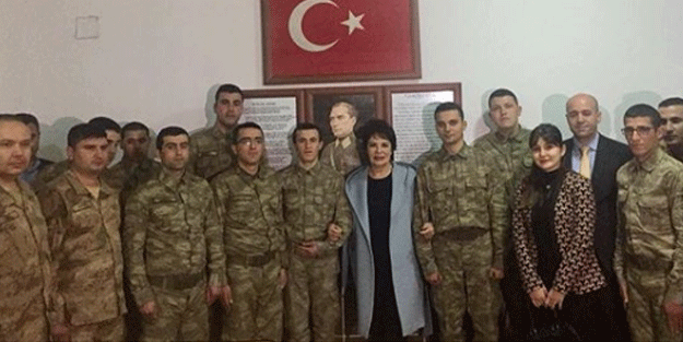 Ünlü oyuncudan 'Mehmetçik'e anlamlı ziyaret
