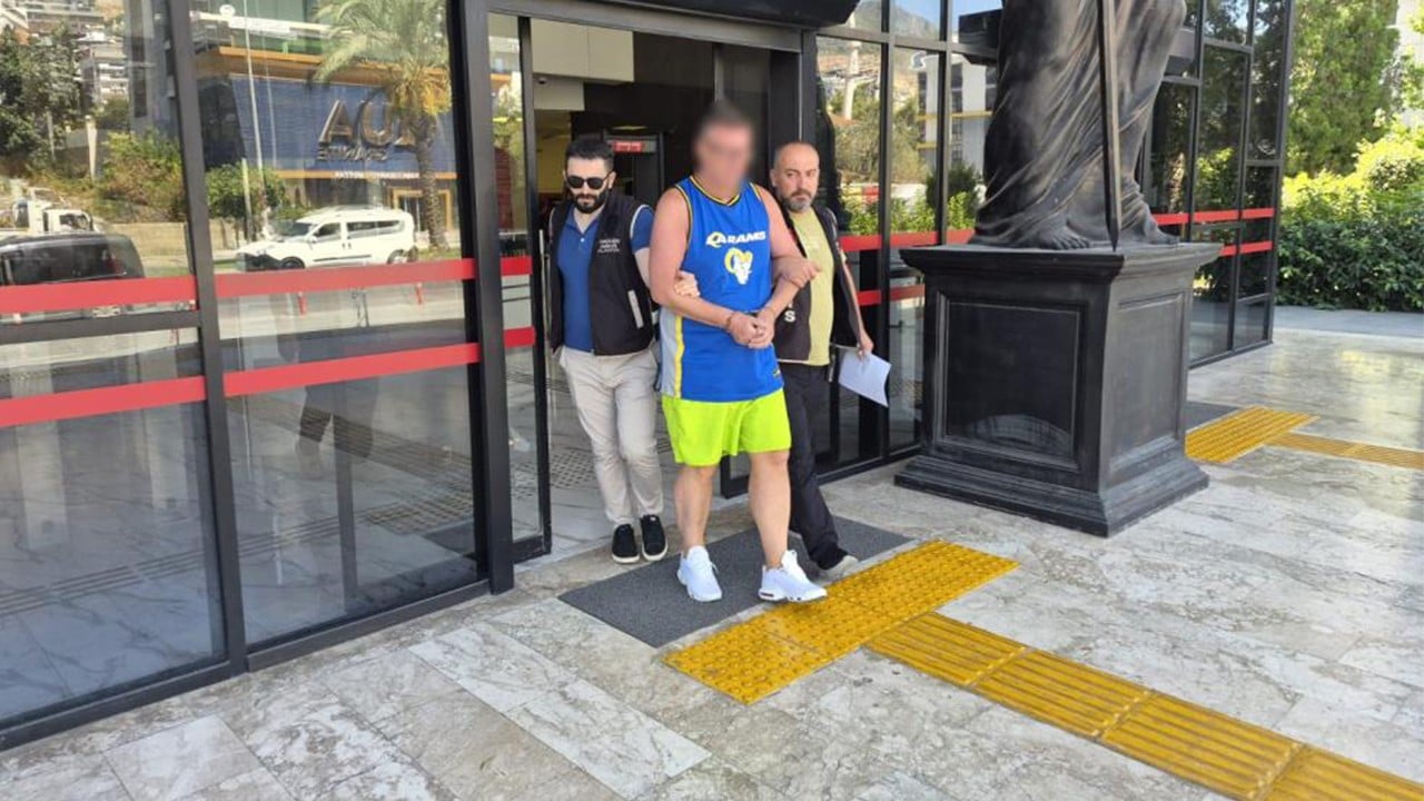 Kodese gönderildi Alçak turistten Türk bayrağına saldırı