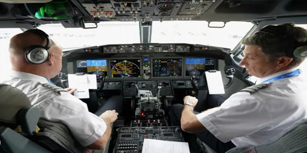 Kokpitlerde de tıpkı arabalardaki gibi radyo var mı?