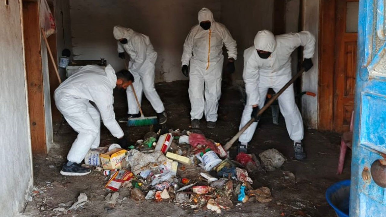 Koku tüm mahalleyi sardı! Evin içinden kamyon dolusu çöp çıktı