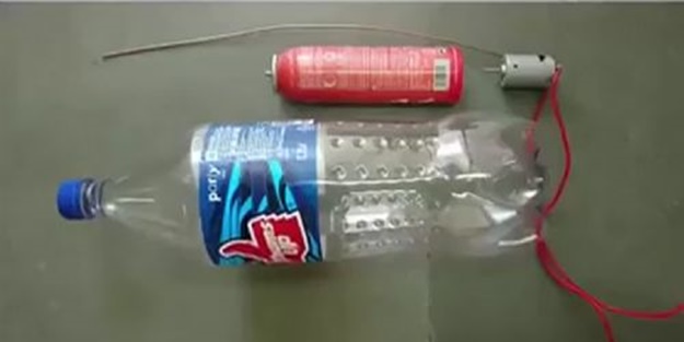 Kola şişesinden nasıl elektrikli süpürge yapılır?