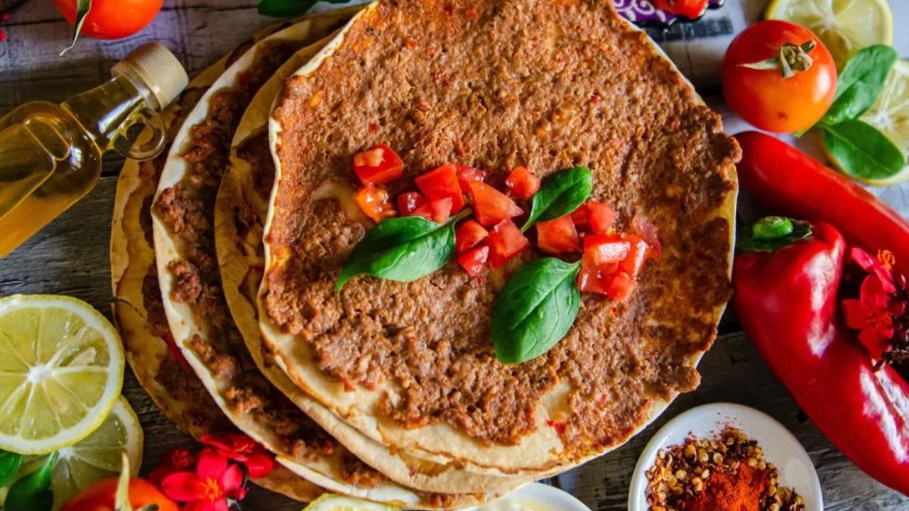 Kolay lahmacun nasıl yapılır?