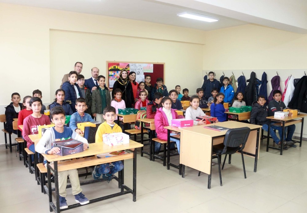 Kolej öğrencilerinden köy okullarına anlamlı yardım 