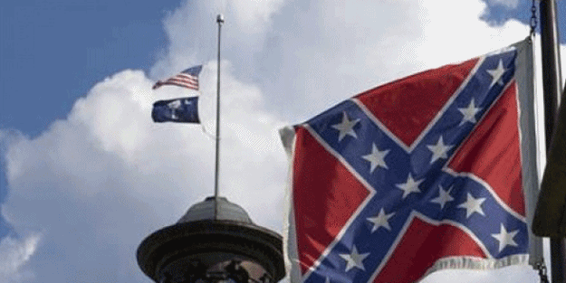 Köleliğin simgesi bayrak iniyor