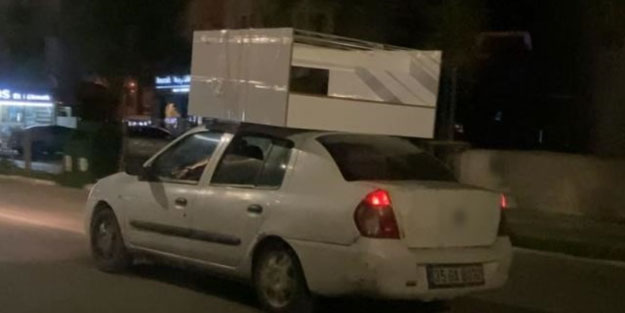 Koli bandıyla yapıştırdığı dolapla trafiğe çıktı