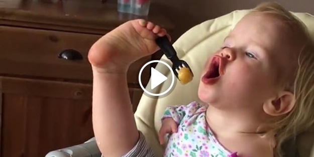 Kolları olmadan doğan minik kızın mücadelesi