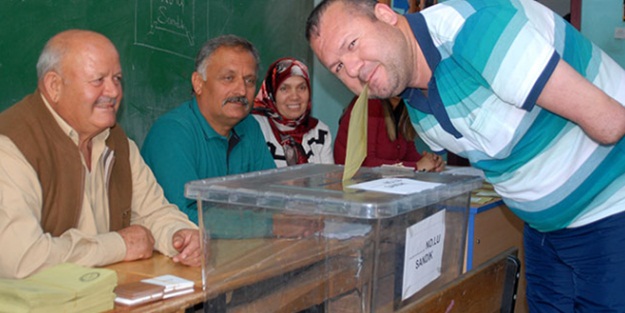 Kolları olmayan engelli vatandaş ağzıyla oy attı