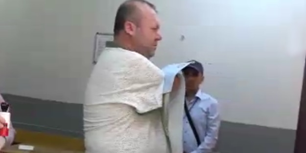 Kolları olmayan seçmen vatandaşlık görevini böyle yaptı! Oyunu sandığa bakın nasıl attı