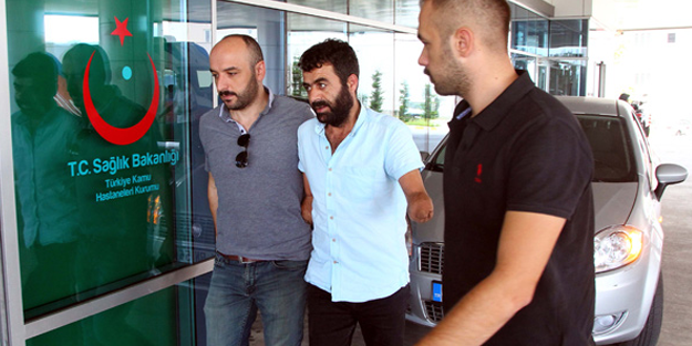 Kolları olmayan suçlu, araba kullanırken yakalandı