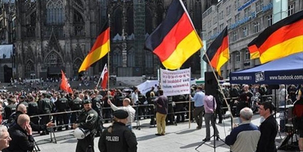 Köln'de Erdoğan'ı protesto eden ırkçılara büyük şok