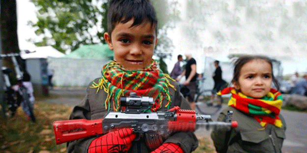 Almanya'da PKK'lılar çocukların eline silah verdi