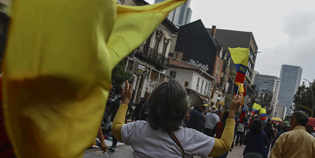 Kolombiya'da binlerce kişi hükümeti protesto etti