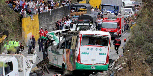 Kolombiya'da servis otobüsü ile kamyonun çarpıştığı kazada 9 kişi öldü