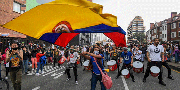 Kolombiya'da yerlilerin protestosunda 11'i polis 23 kişi yaralandı