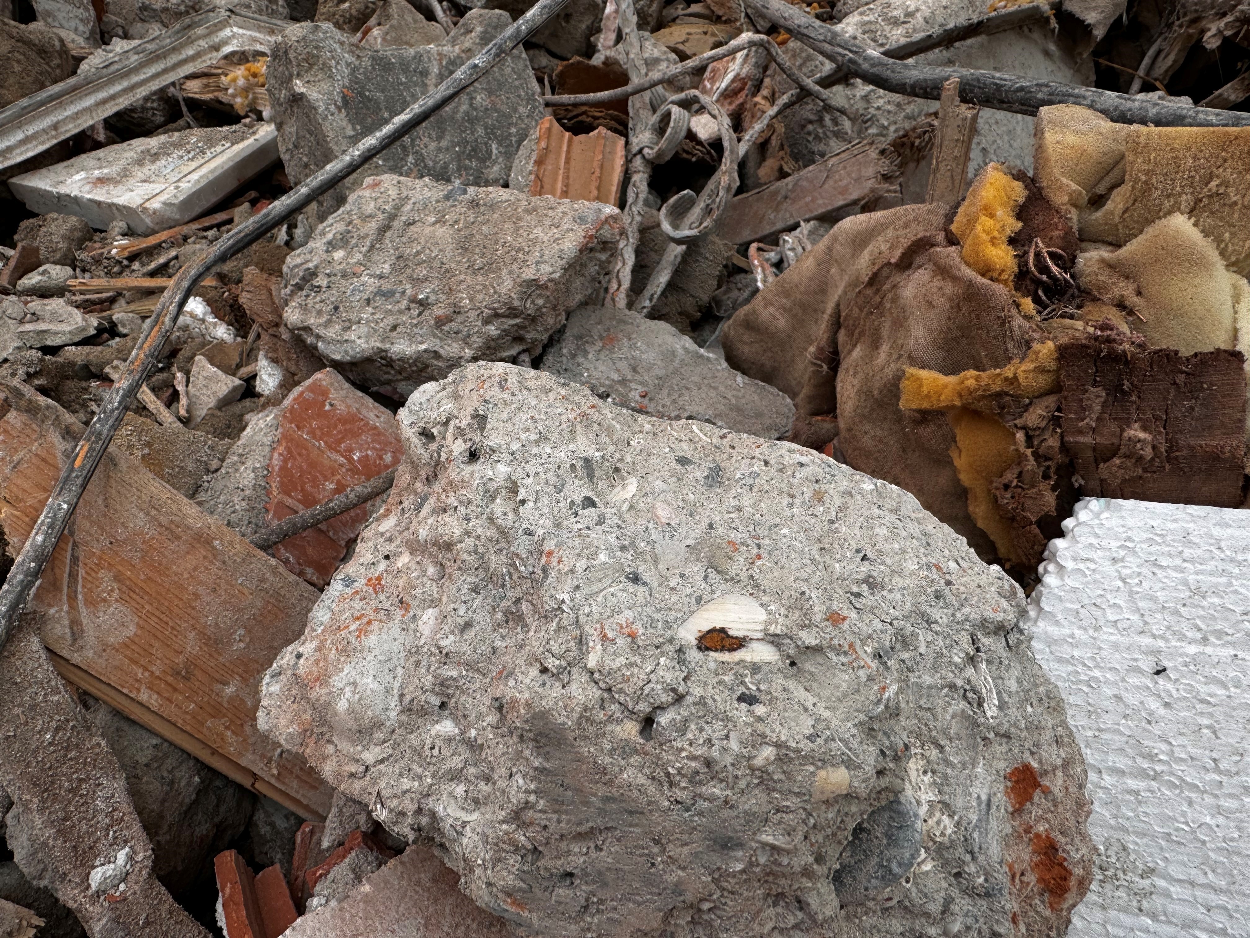 Kolonlardan deniz kabuğu çıktı! Bahçelievler'deki çöken bina bakın neyden yapılmış