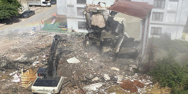 Kolonları ve duvarları çok sağlam çıktı! Elazığ'da hasarlı bina 13 saatte ancak yıkıldı