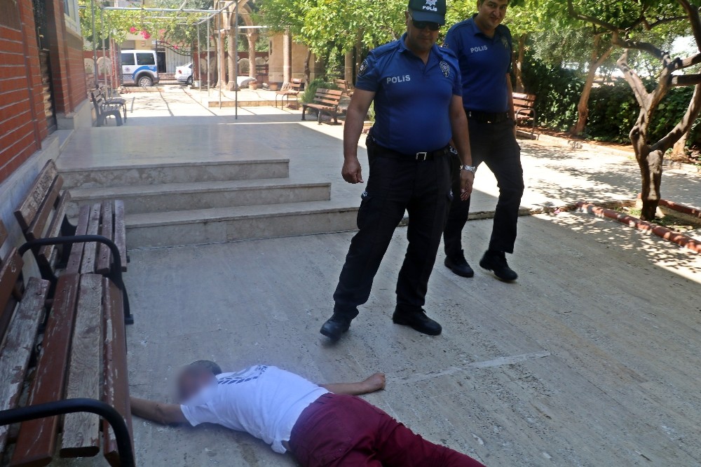 Kolonya içip cami bahçesinde sızan adamı kimse uyandıramadı 