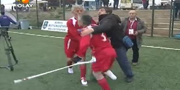 Koltuk değneğiyle hakem kovaladı