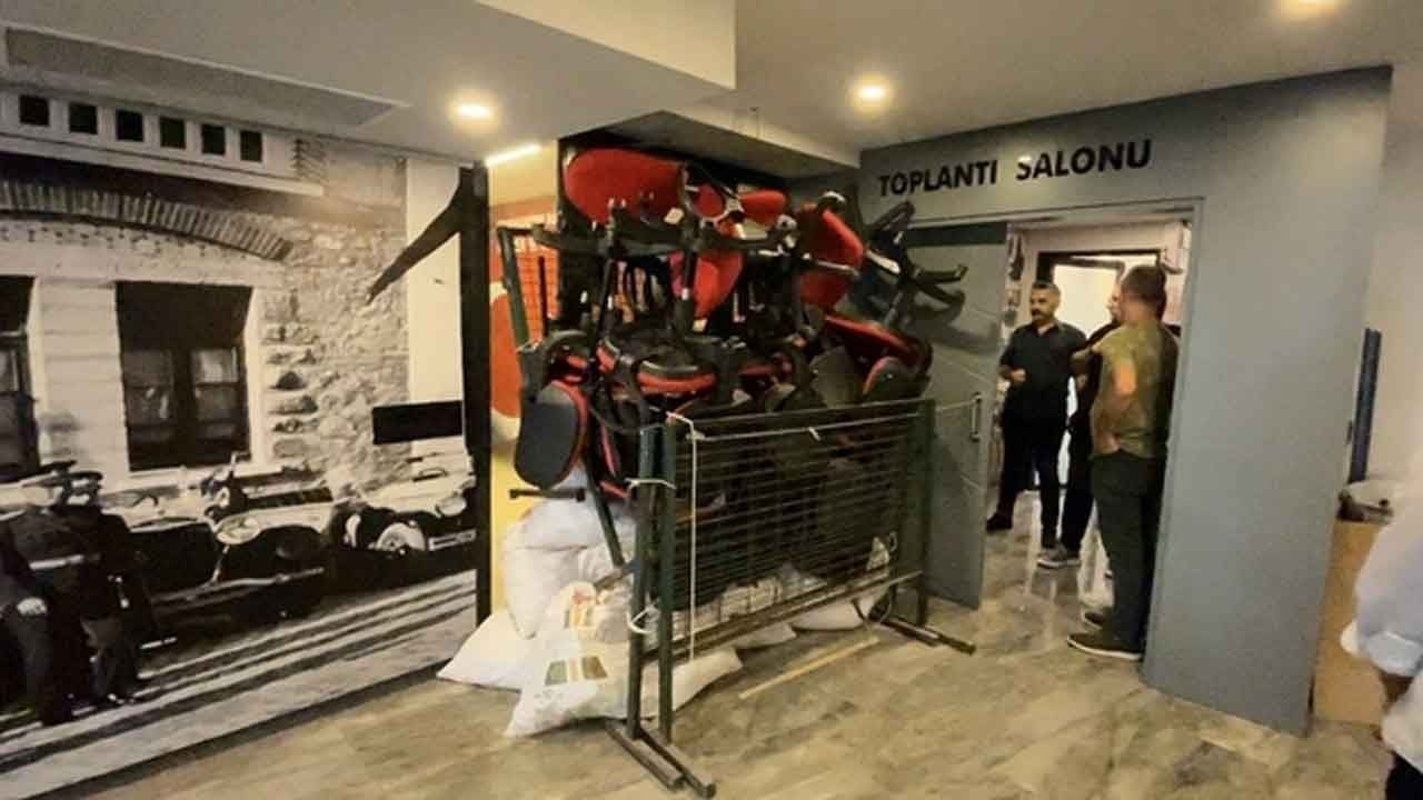 Koltuk kavgası sokağa taştı! CHP’de mahkeme şamarı sonrası Bursa karıştı, partililer il binasına barikat kurdu!