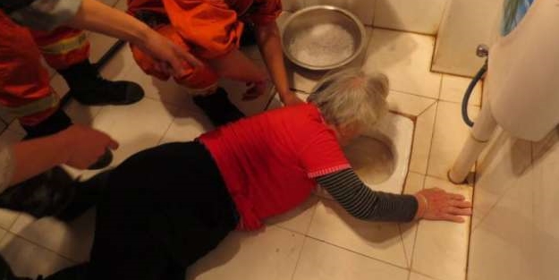 Kolu tuvalete sıkışan kadın 4 saatte kurtarıldı