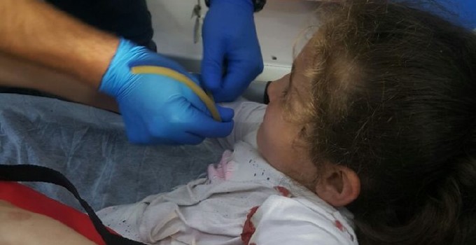 Koluna demir saplanan Suriyeli kızı itfaiye kurtardı