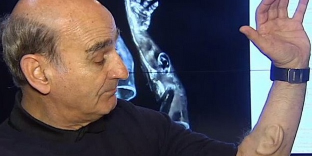 Kolunda kulak yetiştiriyor