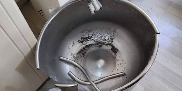 Kolunu hamur makinesine kaptıran kadın