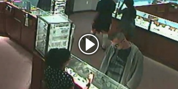 Kolyeyi boynuna takıp kaçtı!