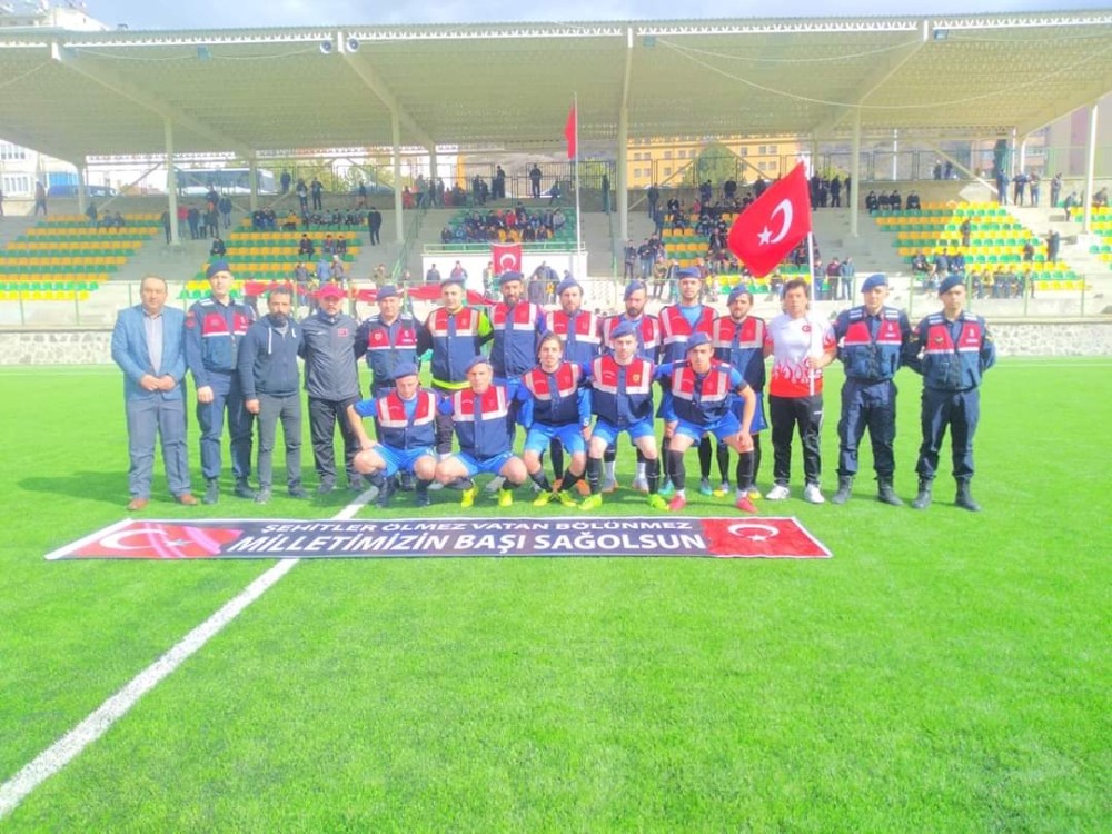 Komando beresi ve jandarma yeleğiyle maça çıktılar 
