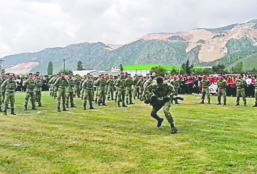 Komandolar gösterileriyle nefesleri kesti