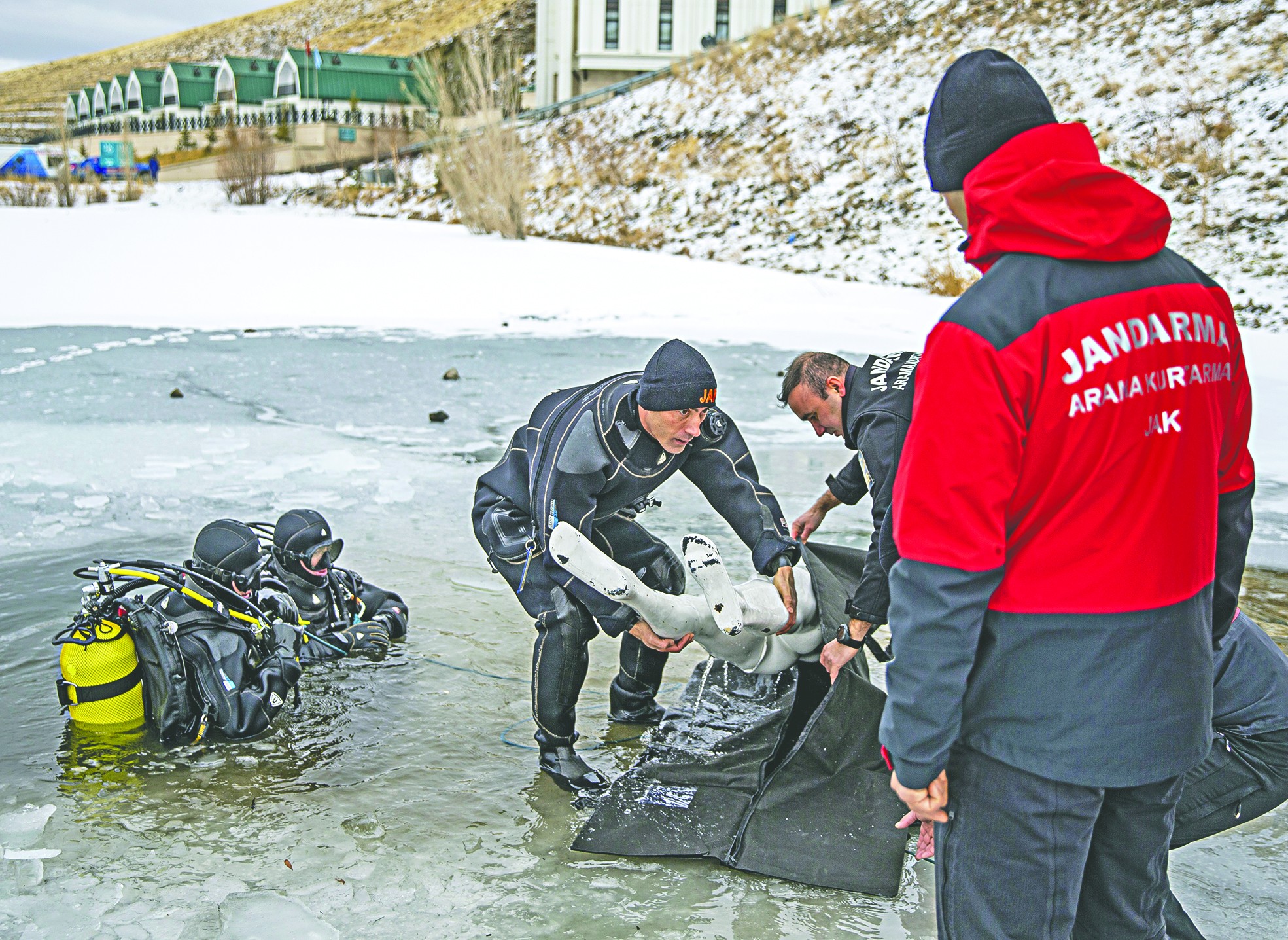 Komandolar kışın yaşanabilecek kayıp vakalarına zorlu eğitimlerle hazırlanıyor