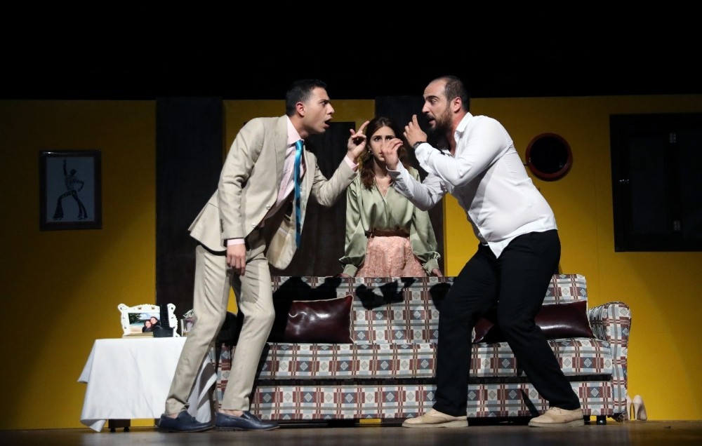 “Komik Para” tiyatrosu Menteşe’de ilgi gördü 