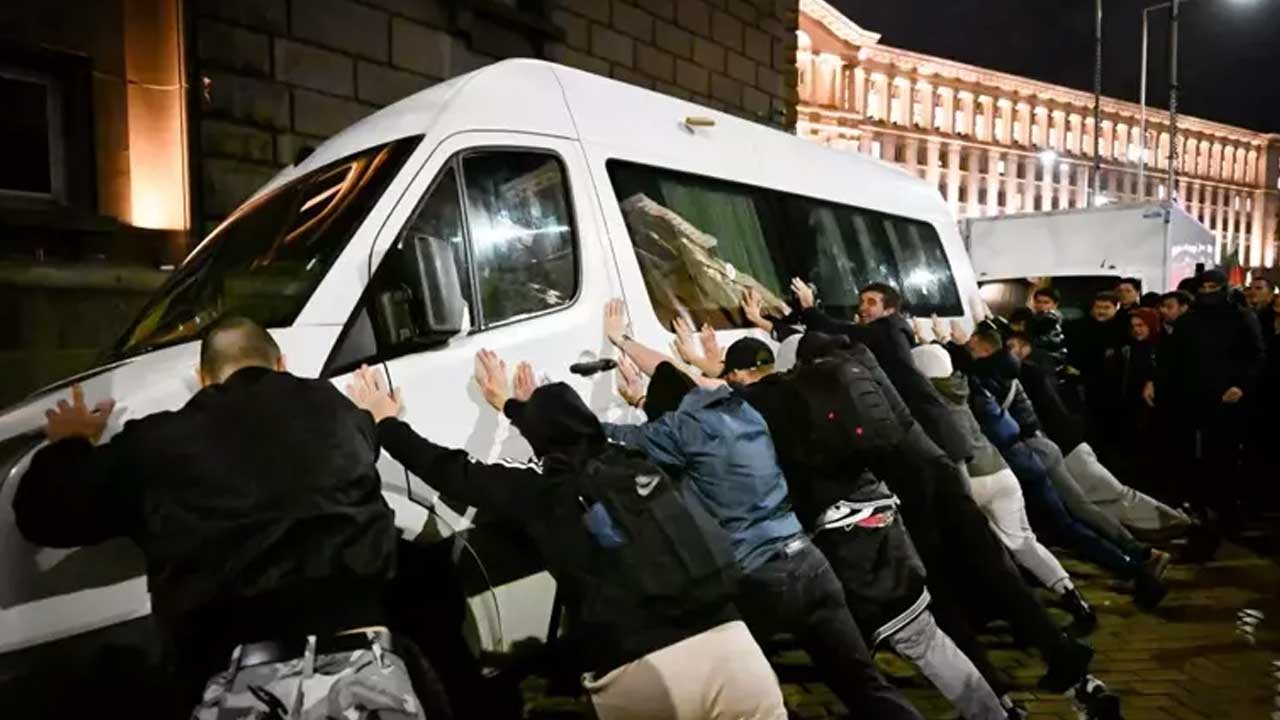 Komşuda halk ayaklandı!