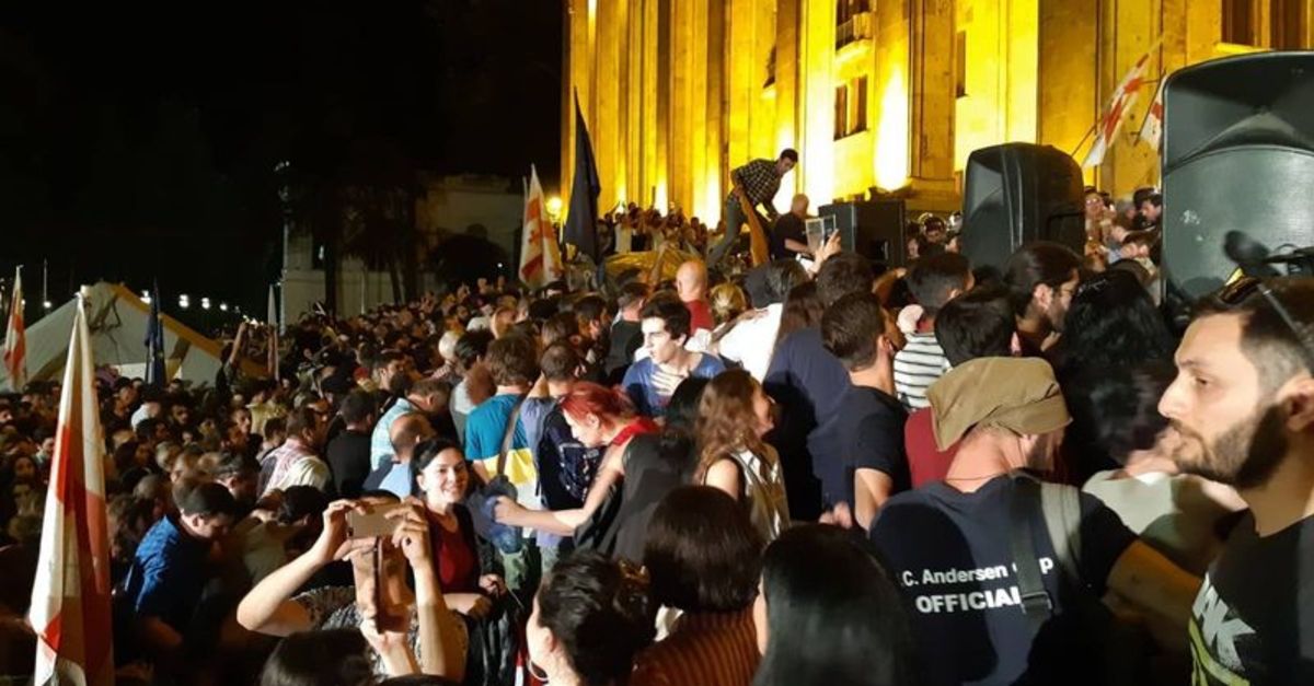 Komşu karıştı... Eylemciler parlamentoyu kuşattı