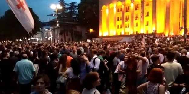 Komşu karıştı! Göstericiler parlamento binasına saldırıyor