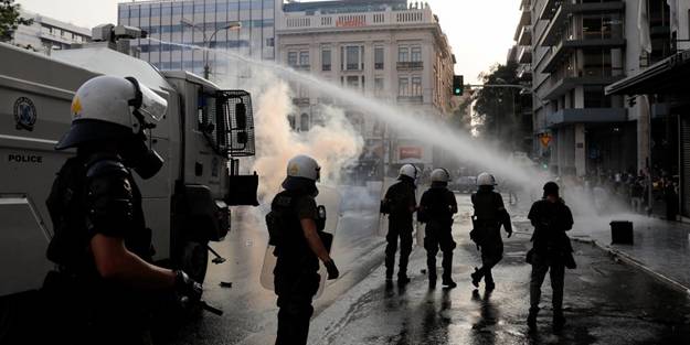 Komşu karıştı! Zorunlu aşı karşıtları sokağa indi