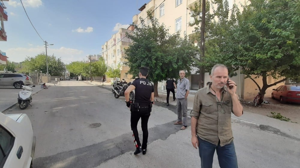 Komşu kavgasını polisler ayırdı 