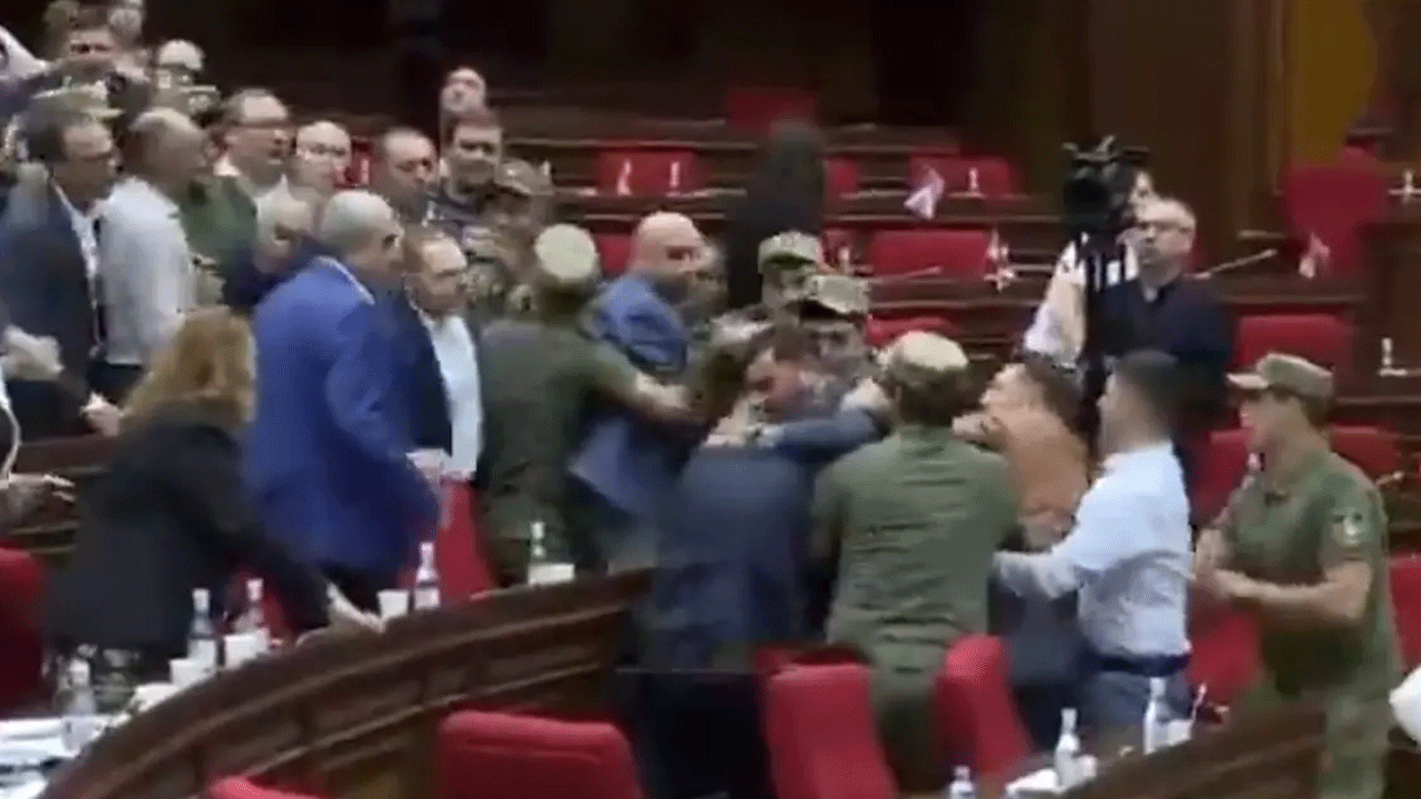 Komşu meclisinde tekme tokat kavga!