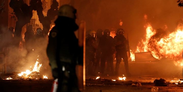 Komşu ülke polis kurşunuyla ölen genci anarken karıştı