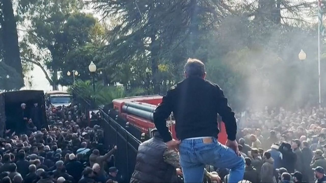 Komşu ülkede halk meclis binasını bastı!